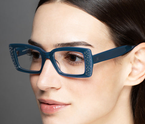  Garantire una stabilità a lungo termine, sia per gli strass  che per i punti di contatto tra la montatura e il clip solare, è stata una sfida che abbiamo superato grazie all'uso di tecnologie all'avanguardia.